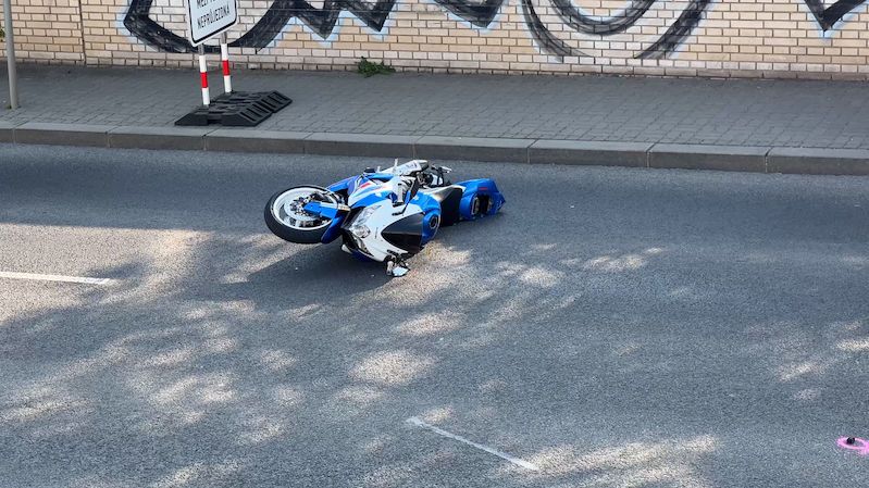 Motorkář nepřežil náraz do zdi u zastávky v pražských Modřanech
